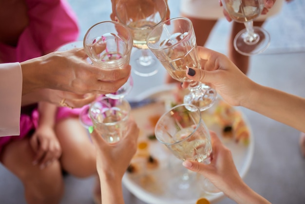 Gens de célébration tenant des verres de vin blanc faisant un toast