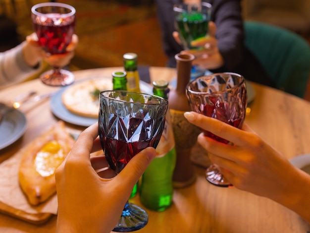 Gens de célébration tenant des verres de vin blanc faisant un toast