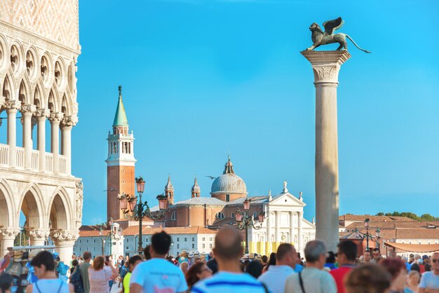 Les gens sur la célèbre place San Marco à Venise, Italie