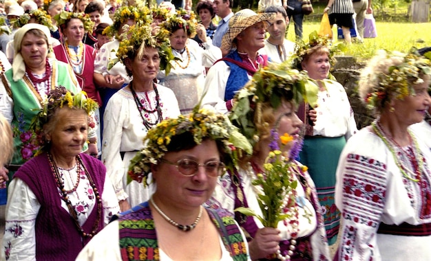 Les gens célèbrent la fête d'Ivana Kupala sur la nature naturelle