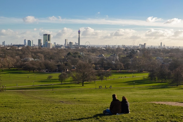 Photo les gens sur le champ contre le ciel en ville