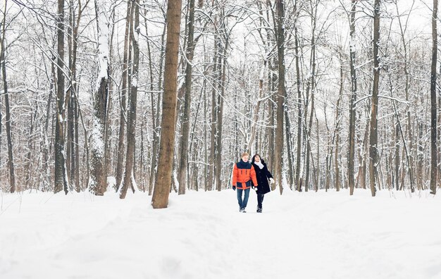 Photo des gens sur un champ couvert de neige en hiver