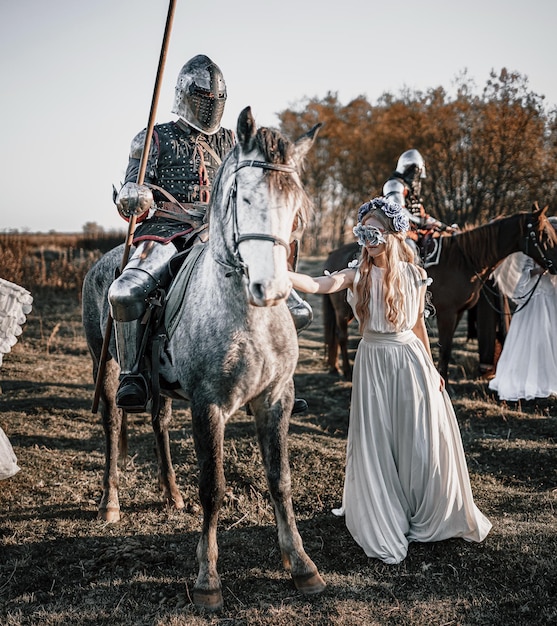 Photo des gens à cheval sur le champ.