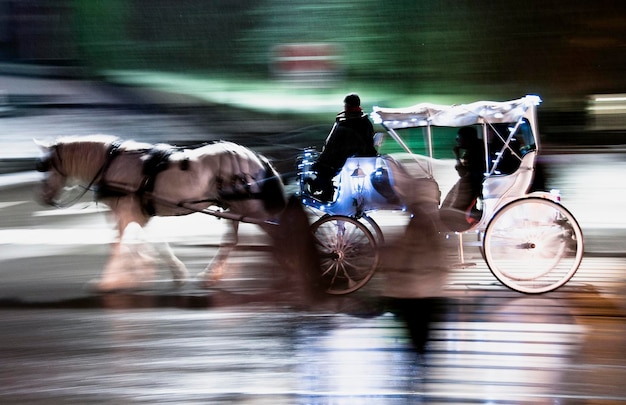 Photo des gens à cheval sur une charrette