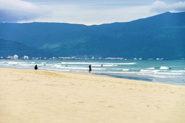 Les gens à la China Beach à Danang au Vietnam. Elle est aussi appelée plage de Non Nuoc. Mer de Chine méridionale et montagnes de marbre en arrière-plan.