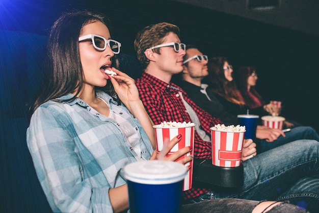 Photo des gens concentrés regardent un film