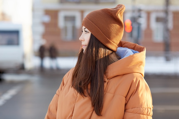 Gens, concept de style de vie. Brunette jolie femme européenne porte chapeau et veste marron élégant