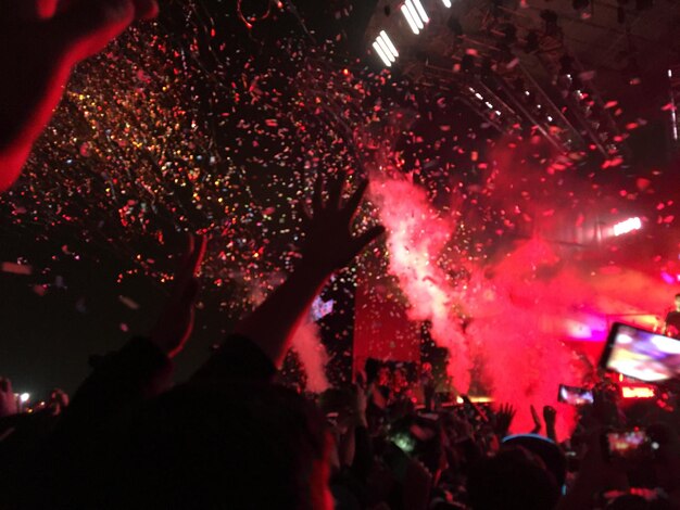 Photo des gens à un concert de musique illuminée