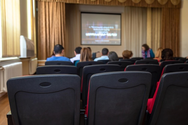 Les gens à la conférence de droit