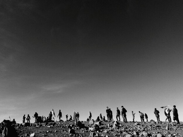 Des gens contre un ciel clair