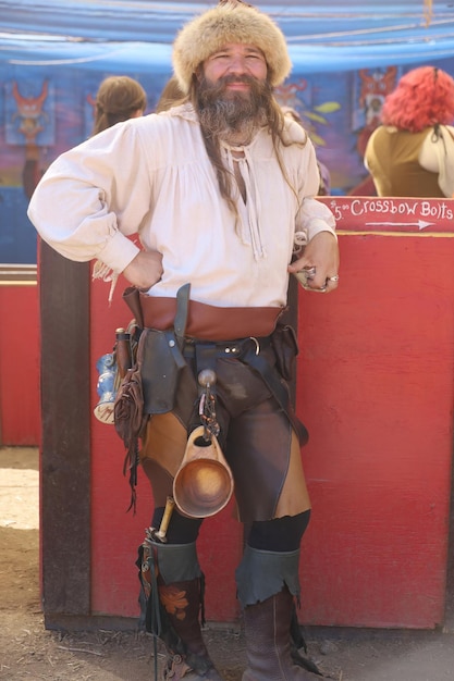 Photo des gens en costumes d'époque à la foire de la renaissance hollister en californie