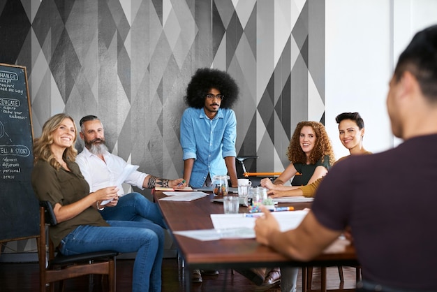 Les gens créatifs et l'écoute au bureau pour parler ou partager des idées de campagne et de planification de projet Conception d'équipe et brainstorming pour l'inspiration ou l'atelier conversation et diversité