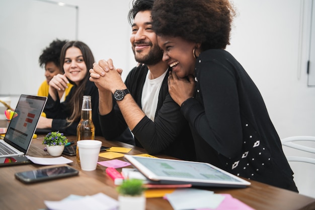 Gens créatifs multiethniques ayant une réunion de remue-méninges.