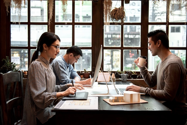 Des gens créatifs occasionnels travaillant dans un café