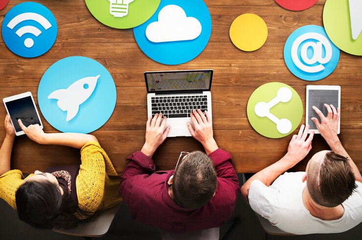 Photo gens créatifs travaillant le concept d'icône de médias sociaux