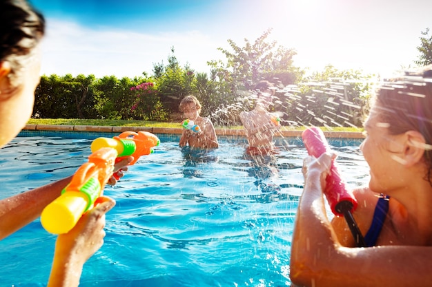 Des gens dans une piscine contre le ciel