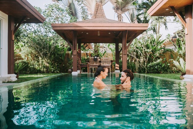 Photo des gens dans la piscine.