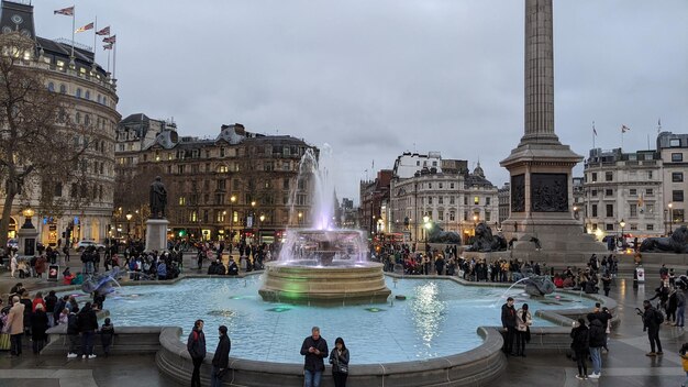 Les gens dans la rue, à Trafalgar Square, à Londres.