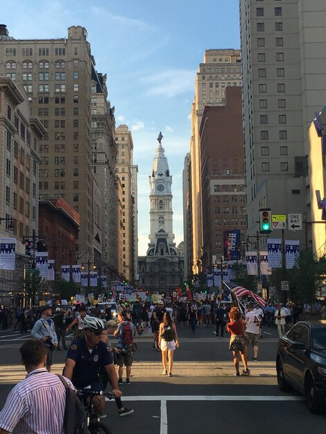 Photo les gens dans la rue en ville contre le ciel