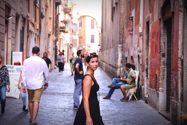 Des gens dans une ruelle au milieu des bâtiments de la ville