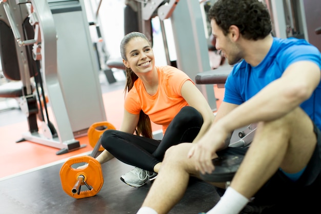 Les gens dans la salle de gym