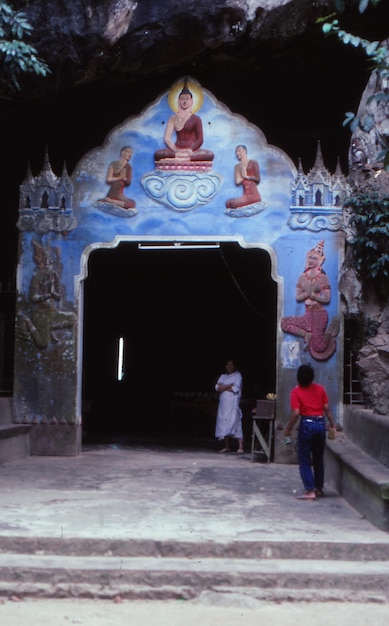 Photo les gens dans le temple de bouddha