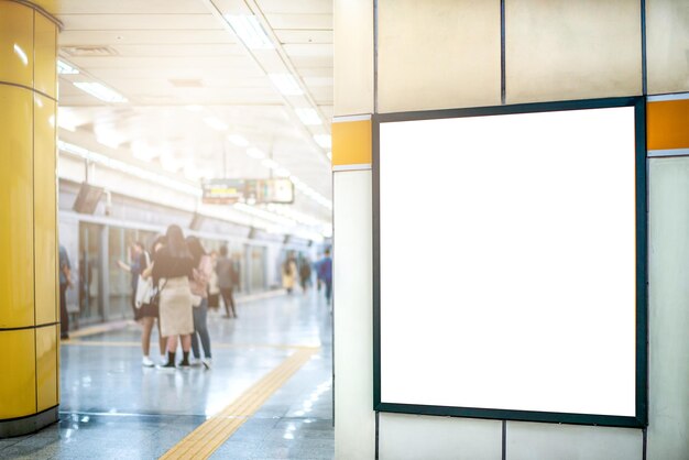 Des gens dans le train à la gare