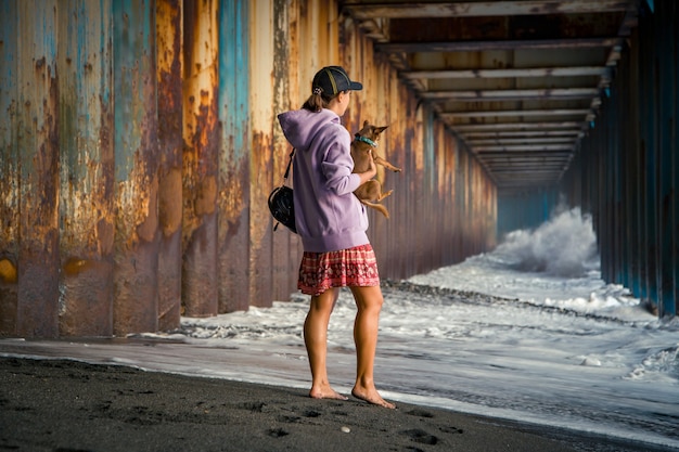 Les gens dans un tunnel avec de l'eau, de grosses vagues