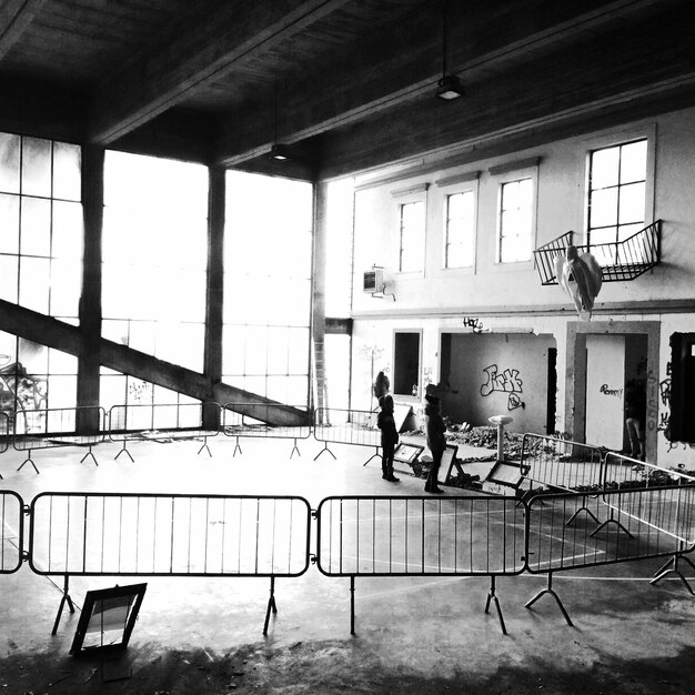 Photo des gens debout au milieu des barricades dans un bâtiment abandonné