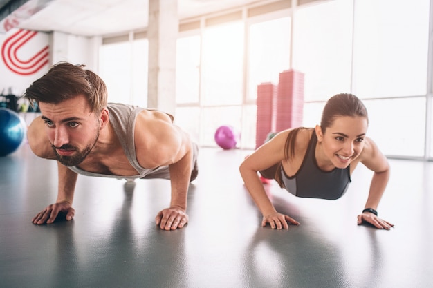 gens, debout, bas, planche, exercice, équilibrage