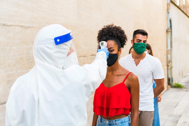 Photo des gens debout contre le mur.