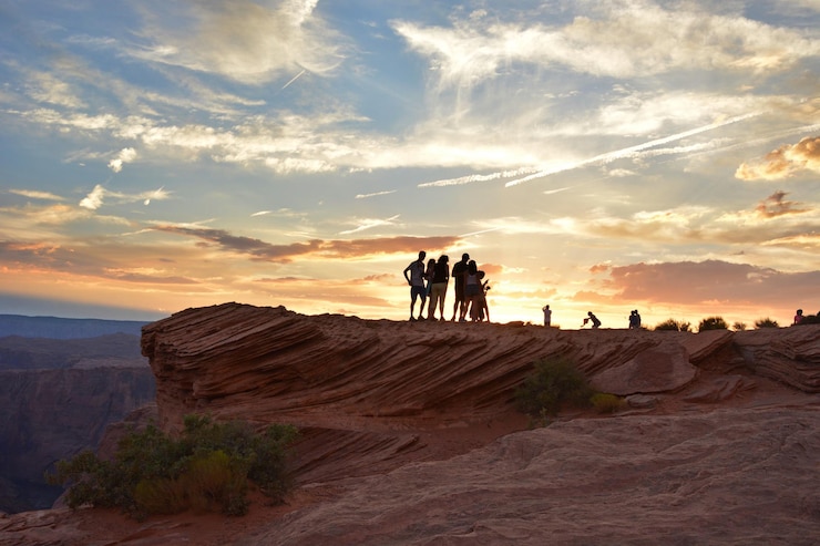Photo des gens debout sur un paysage rocheux