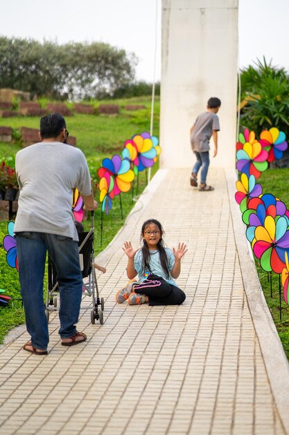 Des gens debout sur un sentier décoré