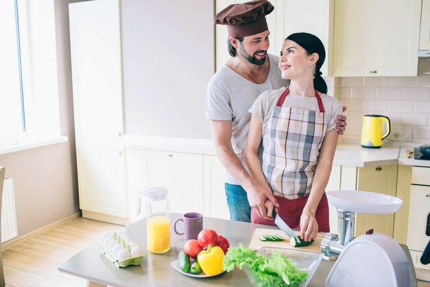 Des gens délicieux se tiennent ensemble à la cuisine.