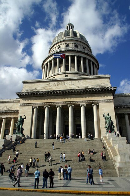 Photo des gens devant le capitole national.