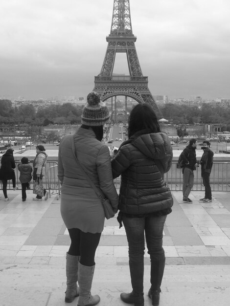 Photo des gens devant la tour eiffel.