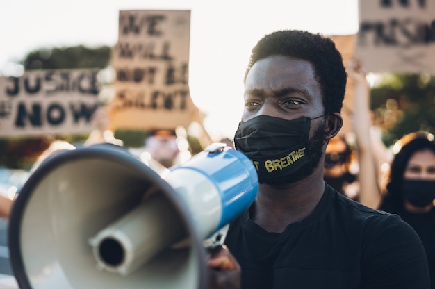 Des gens de différentes cultures et races manifestent dans la rue pour l'égalité des droits. Les vies noires comptent