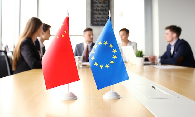 Photo les gens de la diversité parlent du partenariat de la conférence internationale. drapeau chinois et drapeau de l'union européenne.