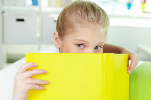 les gens du livre enfant blanc jettent des regards