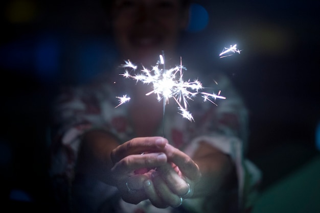 Les gens du nouvel an et de noël célèbrent avec des lumières