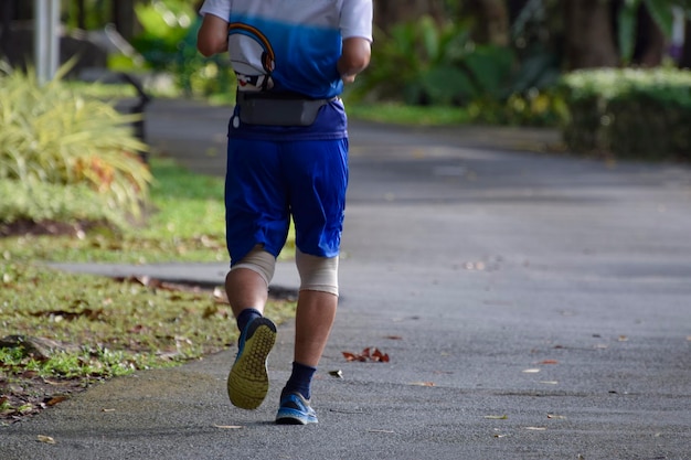 Les gens du parc de course à roulettes de sport courent un enfant faisant du jogging à l'extérieur de l'activité d'exercice actif action de coureur