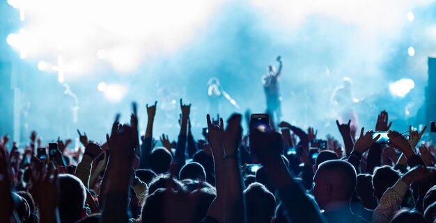 Photo les gens du public lèvent la main pour profiter d'un concert du festival de musique en direct