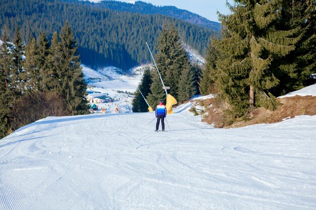 Les gens du ski et les télésièges du domaine skiable en Ukraine.