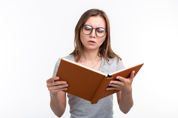 Les gens et l'éducation concept jolie femme lisant un livre sur fond blanc