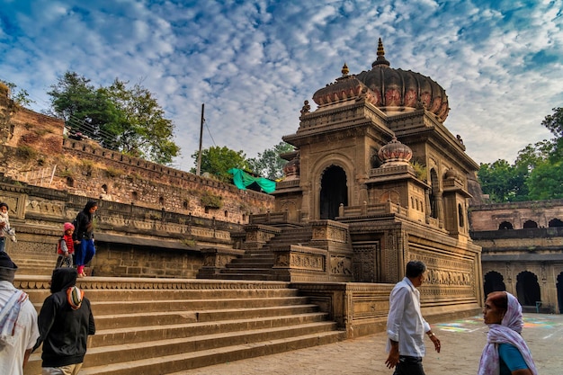 Les gens effectuent le culte du matin au fort et temple de Maheshwar sur la rivière sacrée Narmada à Maheshwar Madhya Pradesh Inde