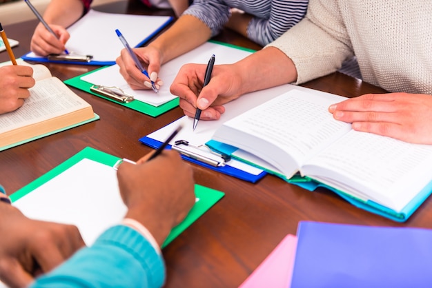 Les gens, les étudiants assis à une table dans la salle de classe.