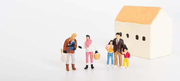 Gens De Famille Miniature Heureux Avec Une Nouvelle Maison Sur Fond Blanc