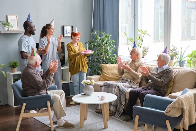 Les gens félicitant la femme avec l'anniversaire