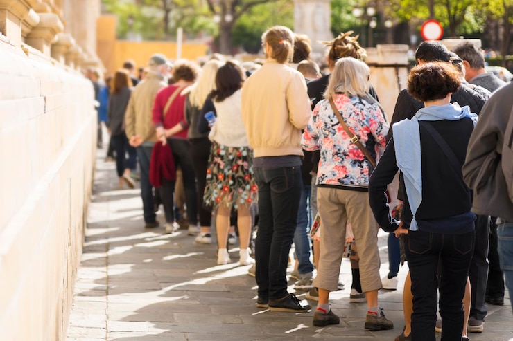 Photo les gens en file d'attente en ligne focalisation sélective