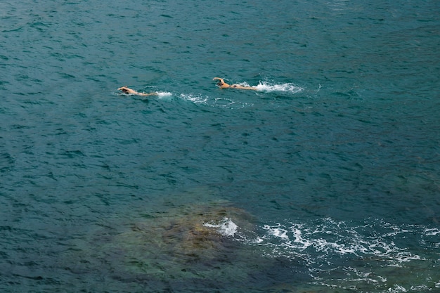 Photo les gens flottent dans la mer vue aérienne